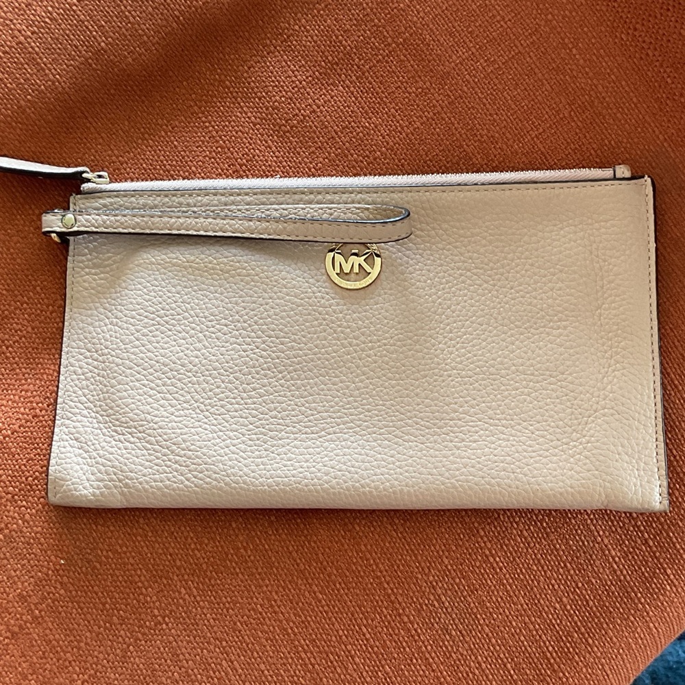 Michael Kors EUC Large leather Wristlet Clutch
